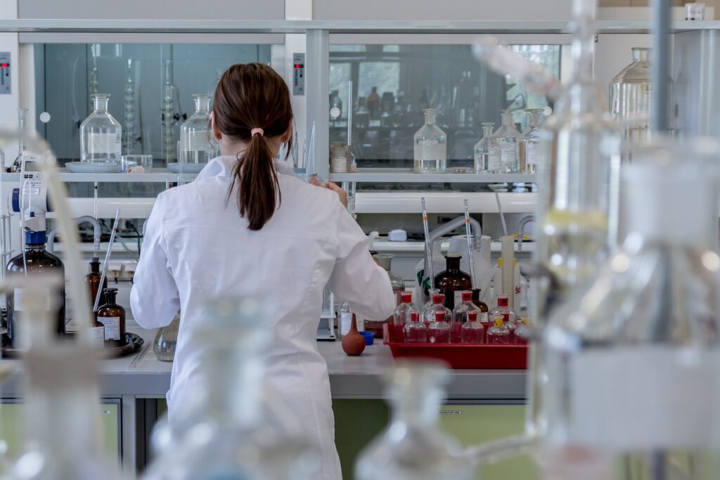 Wissenschaftlerin im Labor vor ihren Geräten