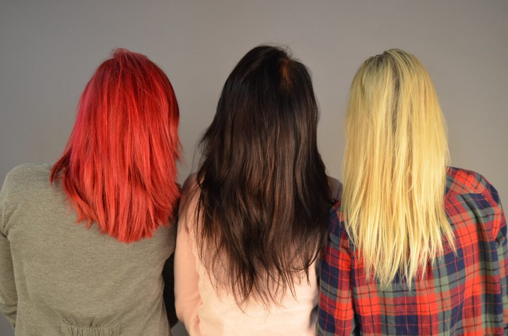 3 Frauen mit langen Haaren - von hinten fotografiert